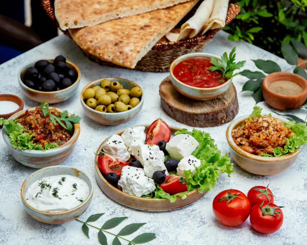 mesa saudável de comidas mediterrâneas.