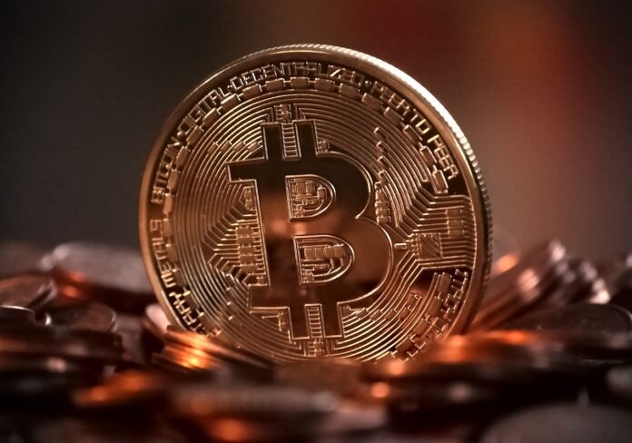 arte de uma moeda de Bitcoin dourada.