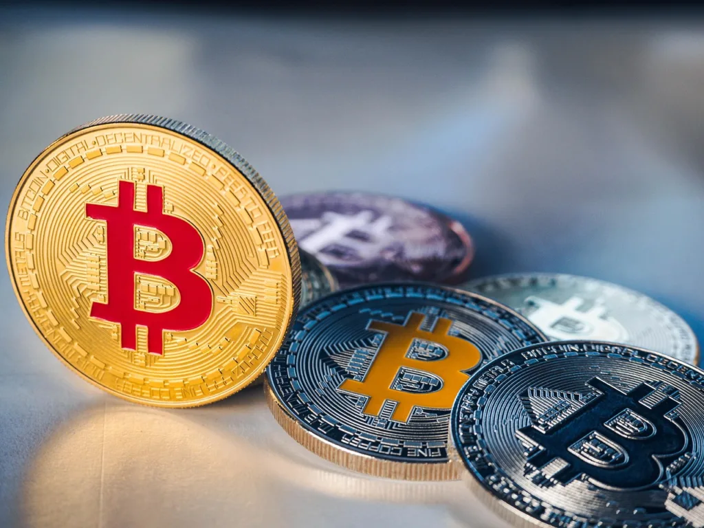 arte de moedas de Bitcoin douradas.