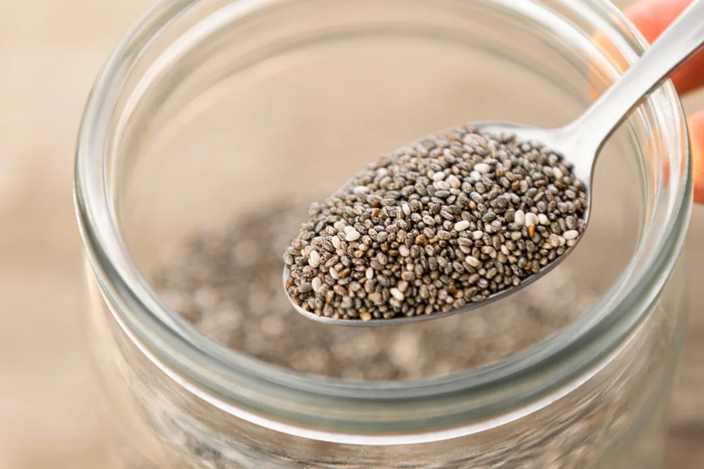 Sementes de chia nutritivas em uma colher em close.