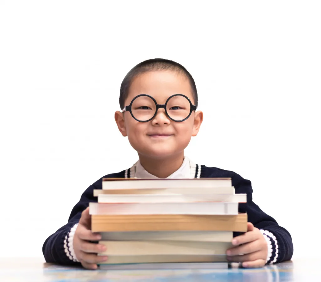 ovem asiatico de oculos segurando seu material escolar.