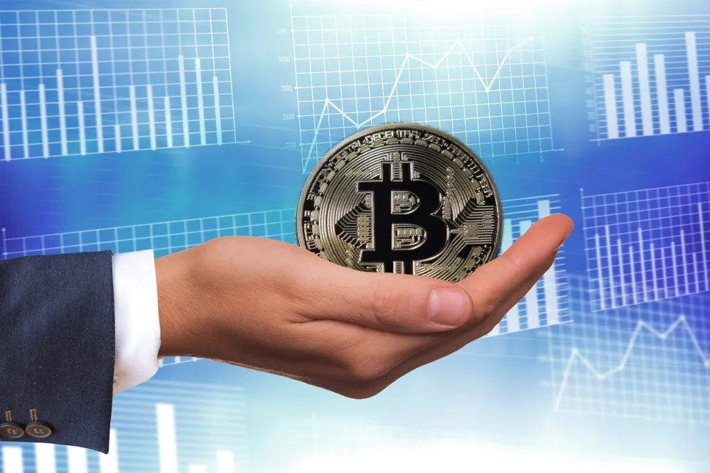 uma mão apoiando o símbolo do Bitcoin.