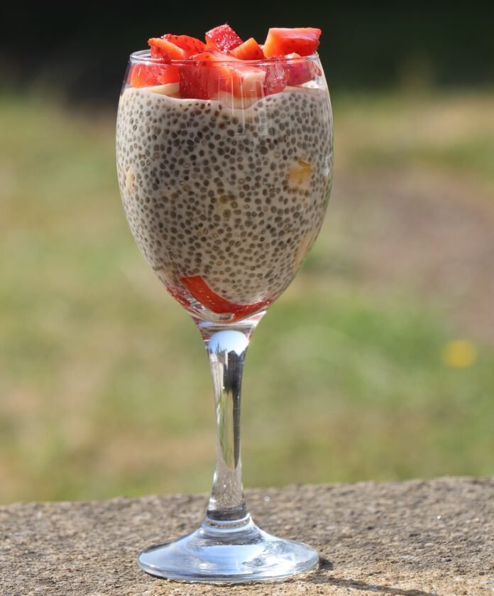 taca com chia e morango, vista ao ar livre.