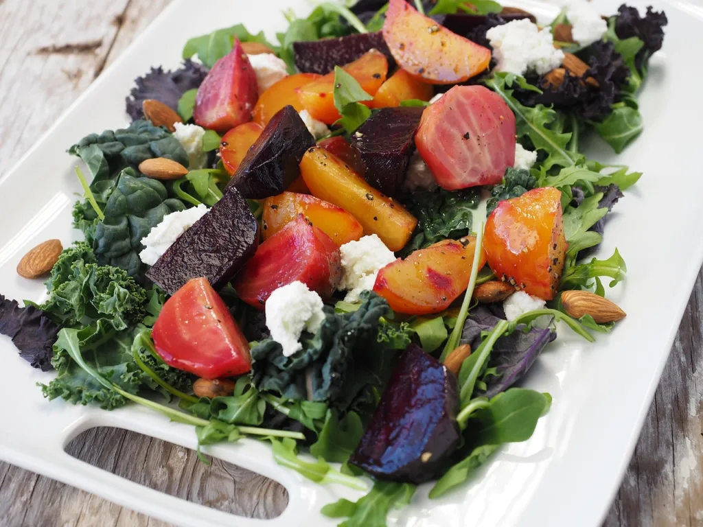 salada saudável de folhas verdes e legumes.