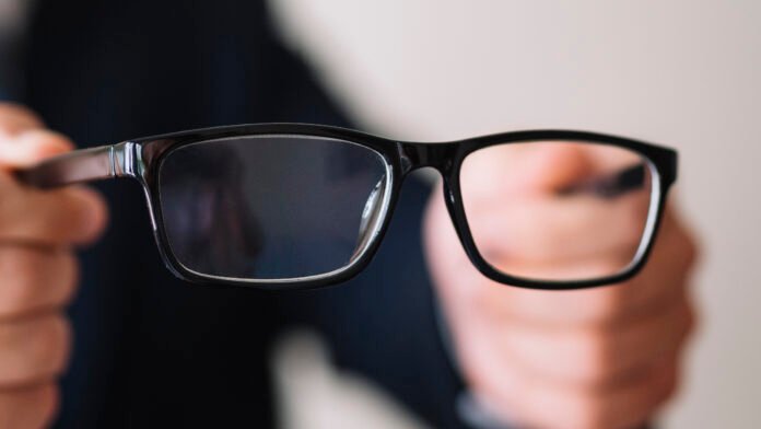 close de um oculos de armação preta