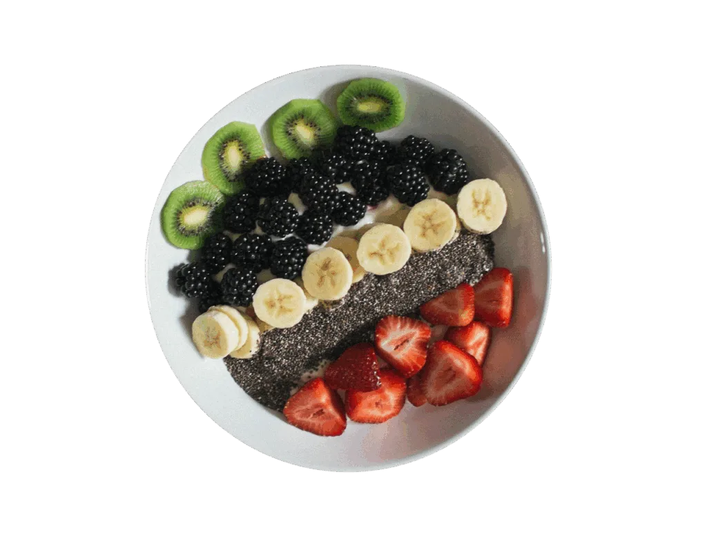 Tigela de salada de frutas com chia, banana, morango, kiwi e amoras.