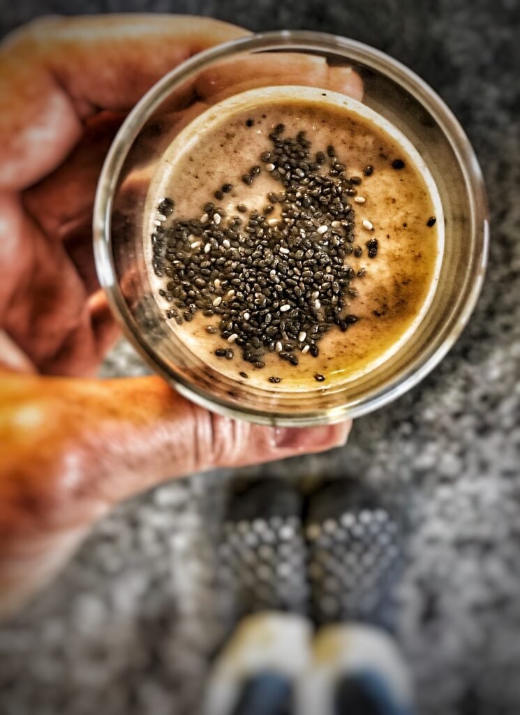 visão de cima de uma taça com doce, salpicado com chia.