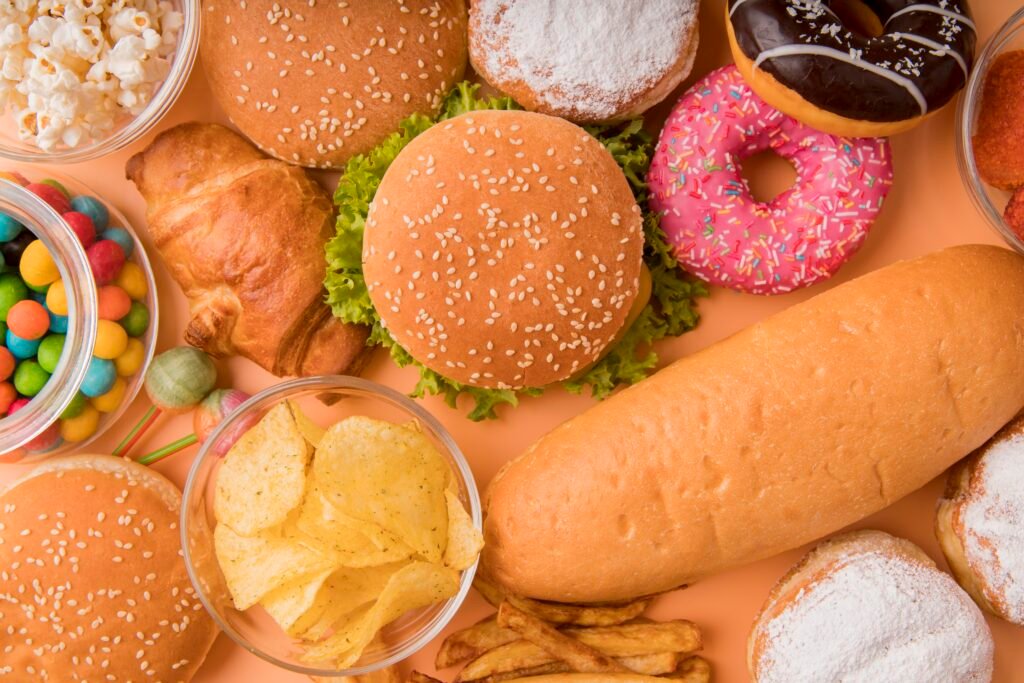 guloseimas não saudáveis para a saúde com: doces, batata fritas e pães.
