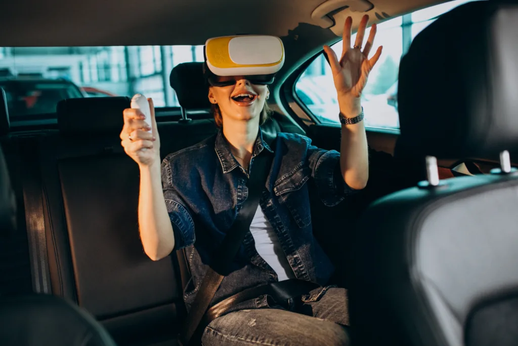 uma jovem usando oculos virtuais em um carro autônomo.