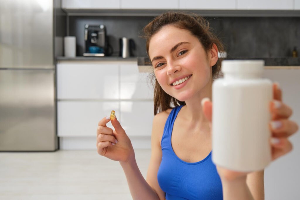 uma jovem atleta segurando um pote de capsulas de ômega-3.