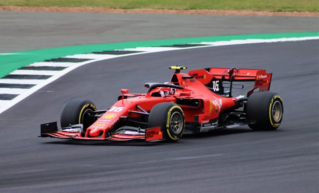 foto do carro da ferrari na pista