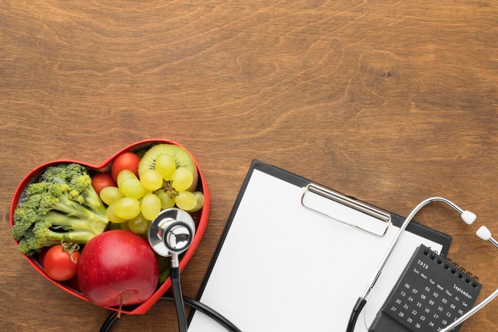 uma prancheta medica com um estetoscópio e frutas, numa mesa.