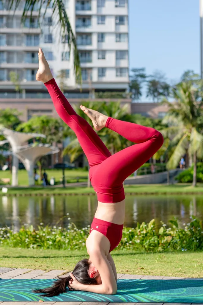 mulher praticando yoga ao ar livre.