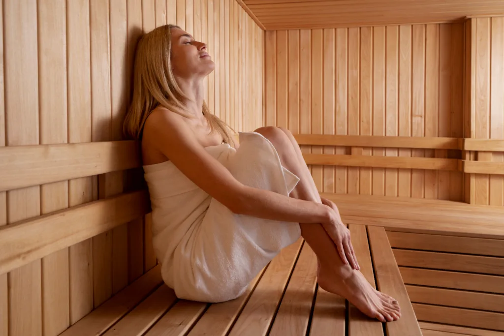 mulher de toalha branca em uma sauna seca.
