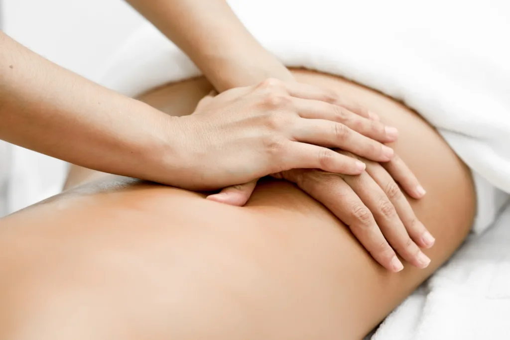 Terapeuta de Shiatsu aplicando pressão em pontos específicos nas costas do paciente, seguindo o trajeto dos meridianos energéticos