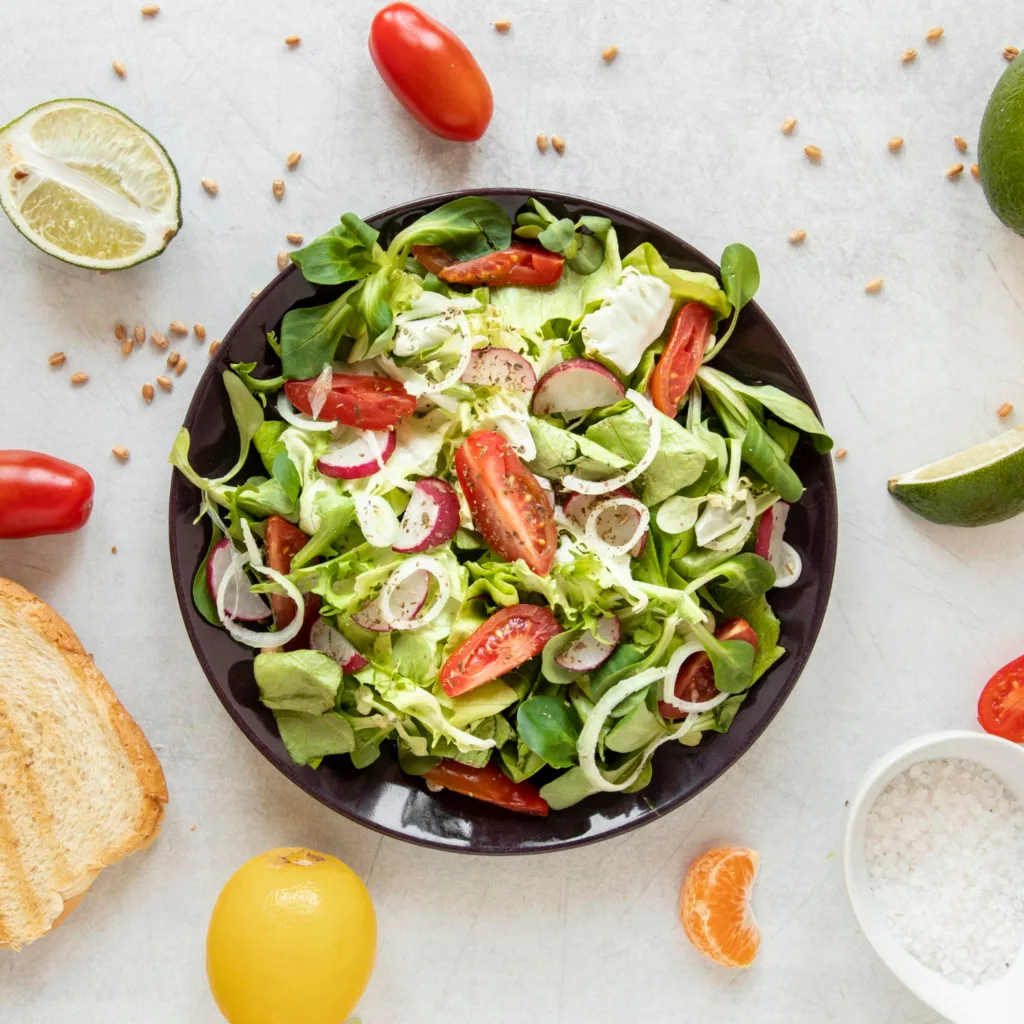 prato de salada sortido em uma mesa.