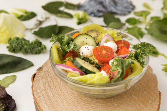 bow de salada com vários tipos de vegetais.