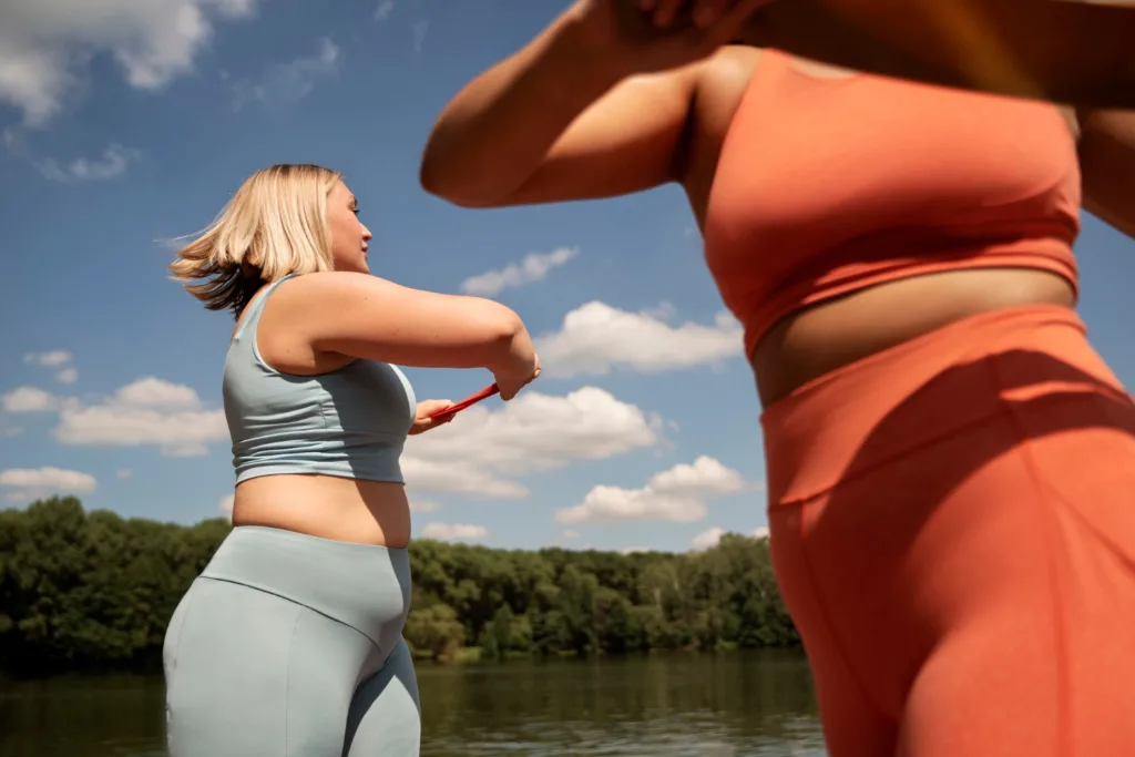 duas mulheres fazendo ginastica ao ar livre.