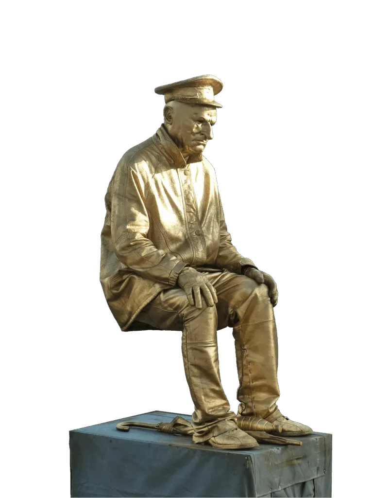 artista de rua imitando uma estatua na posição sentada.