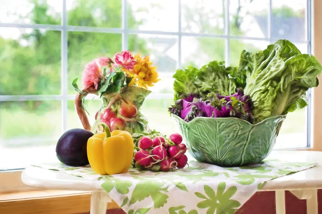 um belo arranjo de verduras e legumes sobre uma mesa