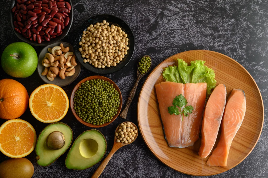 Alimentos proteicos numa mesa.
