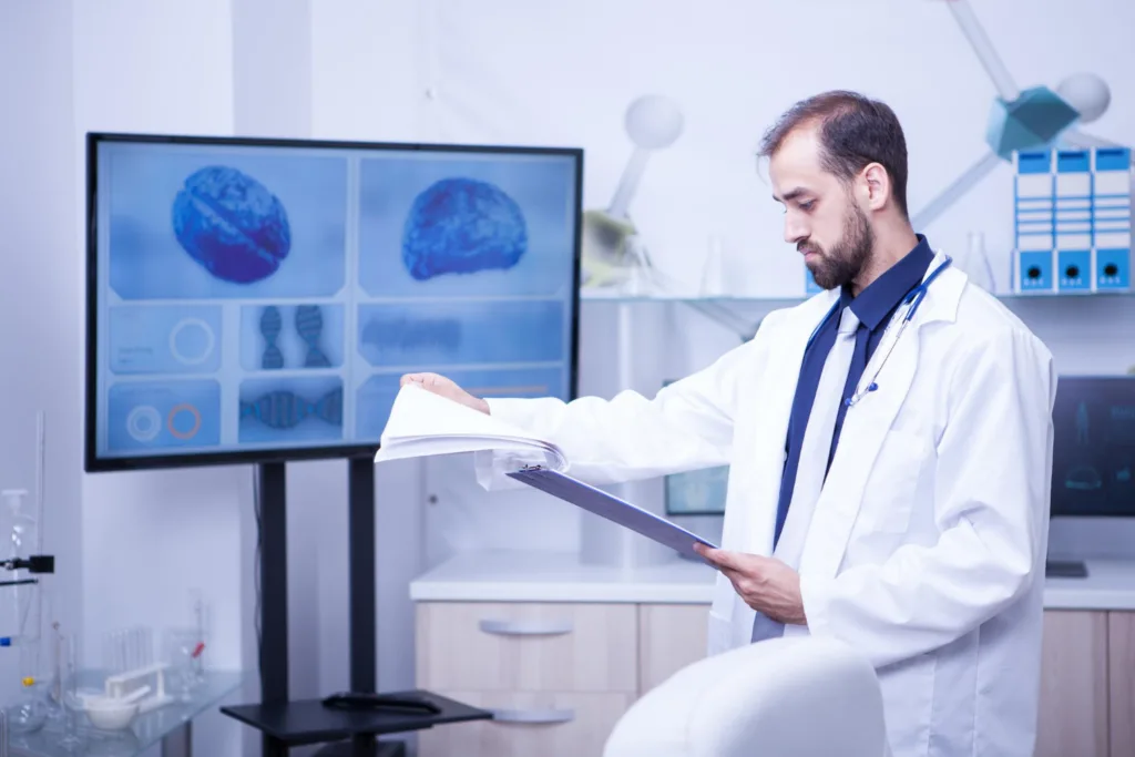medico analisando os resultados dos testes de diagnostico no cérebro. 