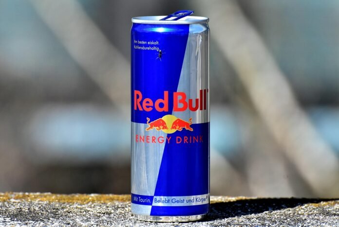 imagem de uma lata do energético red bull.