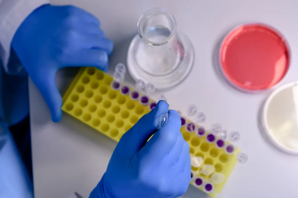 cientista realisando estudos de celulas num laboratorio.
