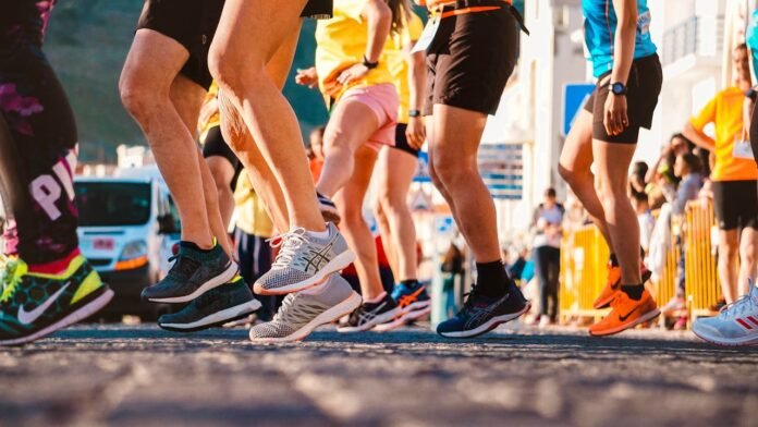 vários pés de atletas calçados para uma corrida.