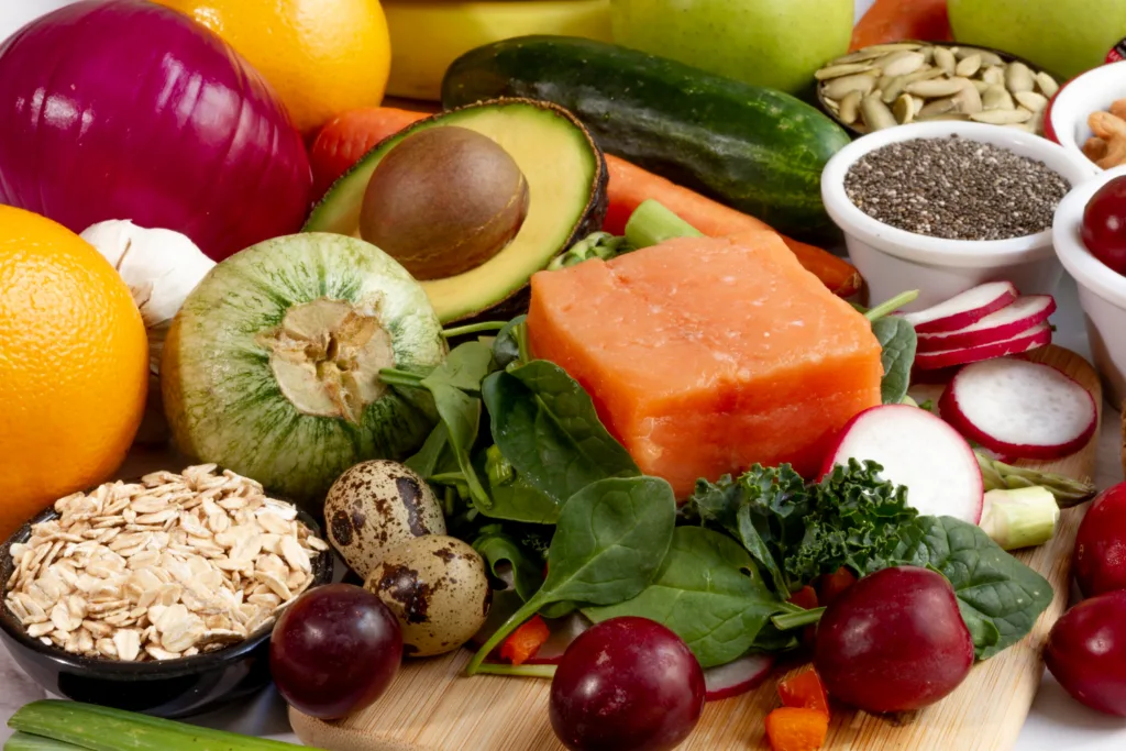 alimentos saudáveis em uma mesa .