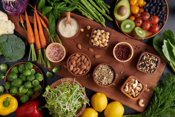foto de alimentos saudáveis em uma mesa.