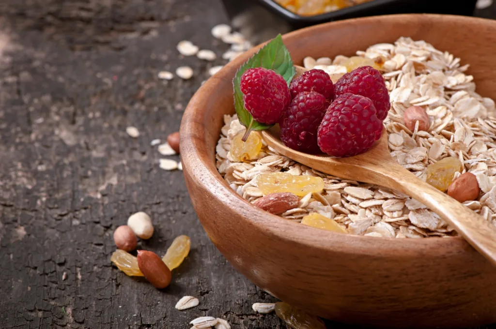tigela de aveia com frutas vermelhas.